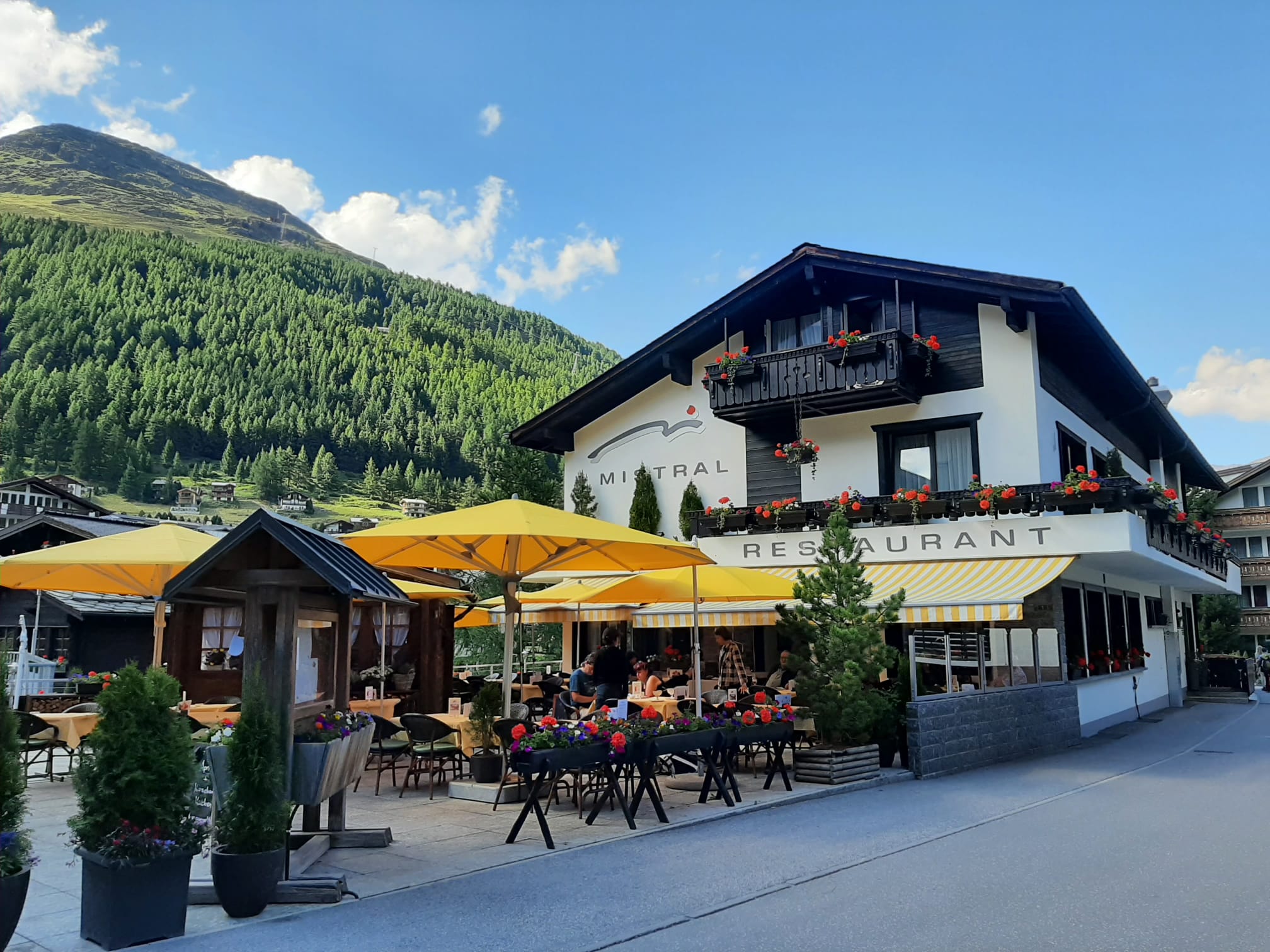 where to stay in switzerland for hiking