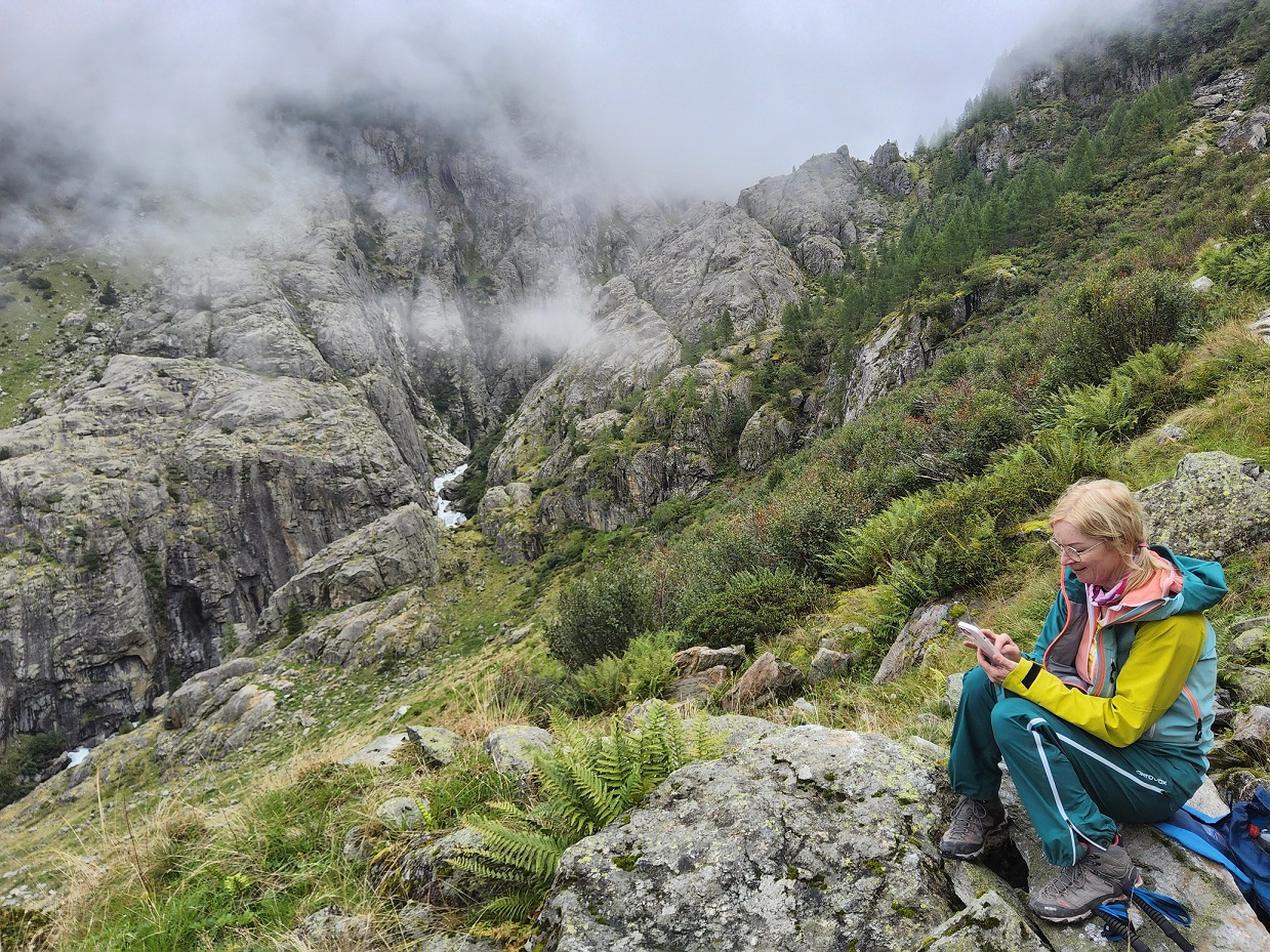 Hiking the Trift Trail in rain and strong winds